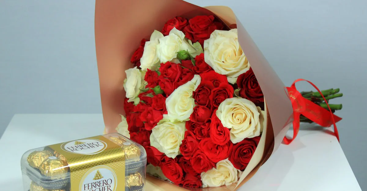 Red and ivory rose bouquet presented with chocolates for Tetouan